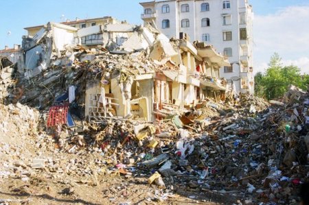 Balıkesir'de Deprem Ve Kurtarma Çalışmaları Fotoğrafları Sergileniyor
