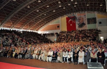 Balıkesir'de Kur'ân Öğrenen 700 Hanıma Sertifika Verildi