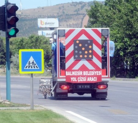 Balıkesir'de şehiriçi trafik çizgileri yenileniyor