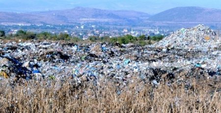 Balıkesir'de tarıma elverişli alanlar çöpten arındırılıyor