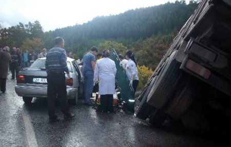 Balıkesir'de Trafik Kazası: 1 Ölü, 2 Yaralı
