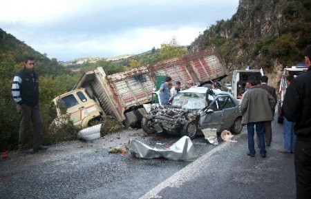 Balıkesir'de Trafik Kazası: 1 Ölü, 2 Yaralı