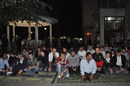 Balıkesir'de vatandaşlar Miraç gecesinde camilere akın etti