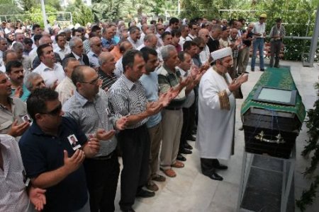 Balıkesir'de Yanan Araçta Hayatını Kaybeden Yenigün Topraga Verildi