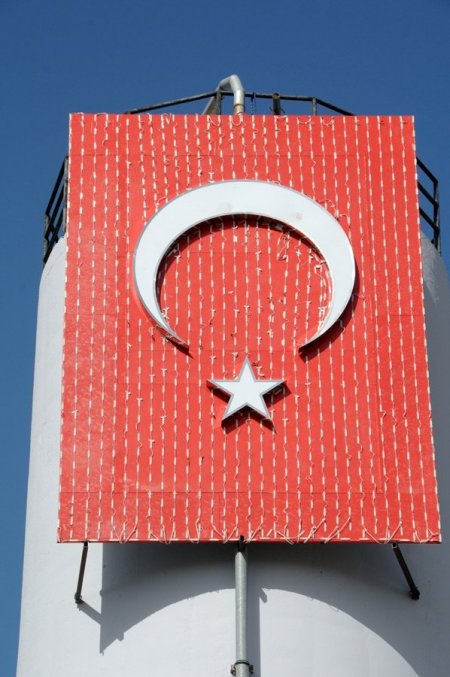 Balıkesir'e gelenleri dev Türk bayrağı karşılıyor