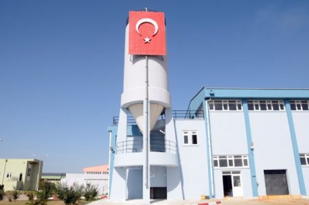 Balıkesir'e gelenleri dev Türk bayrağı karşılıyor