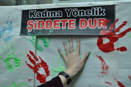 Balıkesirli kadınlar şiddete karşı yürüdü