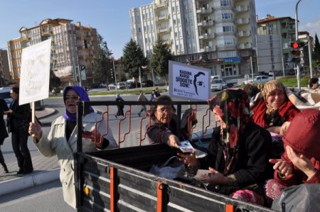 Balıkesirli kadınlar şiddete karşı yürüdü