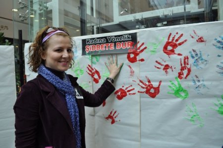 Balıkesirli kadınlar şiddete karşı yürüdü