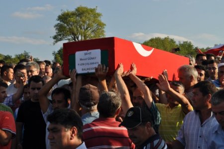 Balıkesirli Şehidin Cenazesi Cemevinde Kılınan Namazdan Sonra Toprağa Verildi