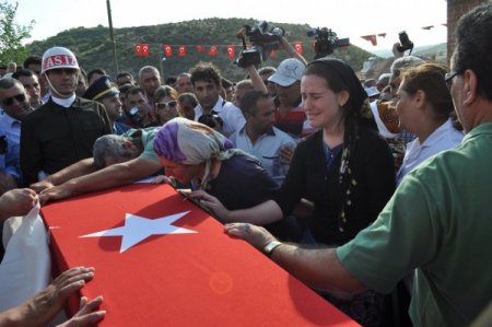 Balıkesirli Şehidin Cenazesi Cemevinde Kılınan Namazdan Sonra Toprağa Verildi