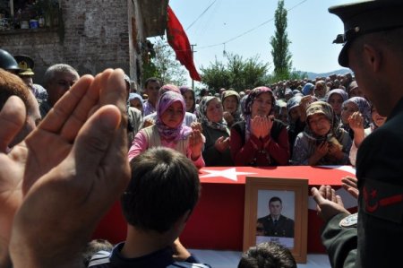 Balıkesirli şehit uzman onbaşı dualarla son yolculuğuna uğurlandı