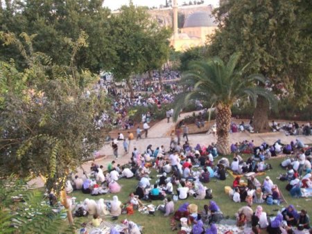 Balıklıgöl'de 50 Bin Kişilik Dev İftar Sofrası