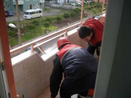 Balkon Demirlerine Sıkışan Minik Kağan'ı İtfaiye Kurtardı