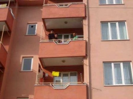 Balkon Demirlerine Sıkışan Minik Kağan'ı İtfaiye Kurtardı