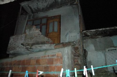 Balkon Duvarı Yıkıldı, Anne Ve İki Oğlu Yaralandı