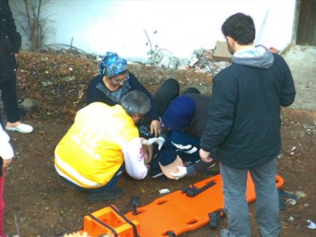 Balkondan düşen genç kız yaralandı