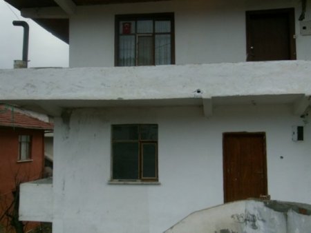 Balkondan düşen genç kız yaralandı