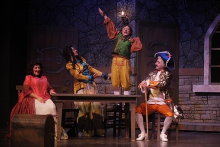 Balkondan düşen minik Eylül için 18 günde oyun sahnelediler