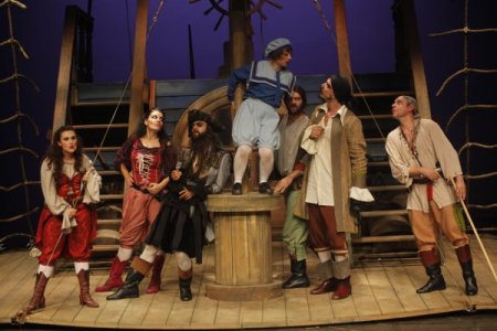 Balkondan düşen minik Eylül için 18 günde oyun sahnelediler