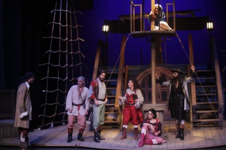 Balkondan düşen minik Eylül için 18 günde oyun sahnelediler