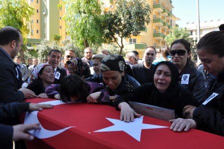 Balkondan düşerek hayatını kaybeden polis memuru, toprağa verildi