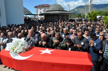 Balkondan düşerek hayatını kaybeden polis memuru, toprağa verildi