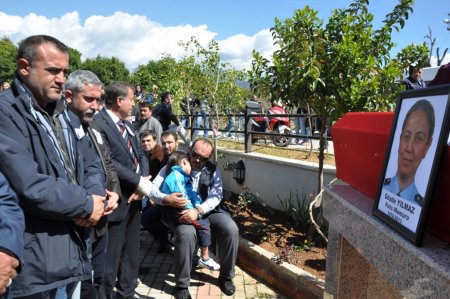 Balkondan düşerek hayatını kaybeden polis memuru, toprağa verildi