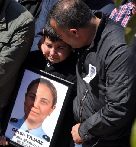 Balkondan düşerek hayatını kaybeden polis memuru, toprağa verildi