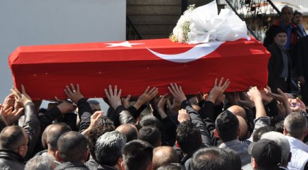 Balkondan düşerek hayatını kaybeden polis memuru, toprağa verildi