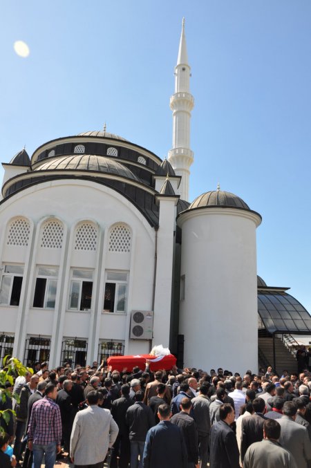 Balkondan düşerek hayatını kaybeden polis memuru, toprağa verildi