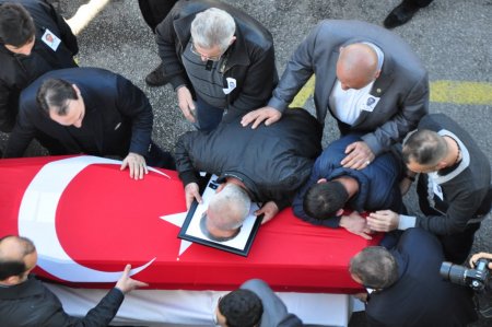 Balkondan düşerek hayatını kaybeden polis memuru, toprağa verildi