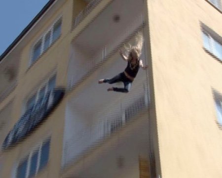 Balkondan sarkan kadın branda yerine patates tezgahına düştü