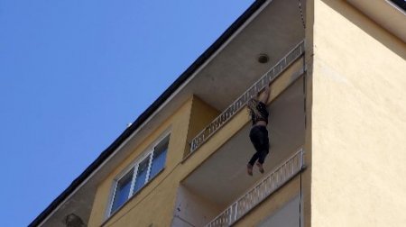 Balkondan sarkan kadın branda yerine patates tezgahına düştü