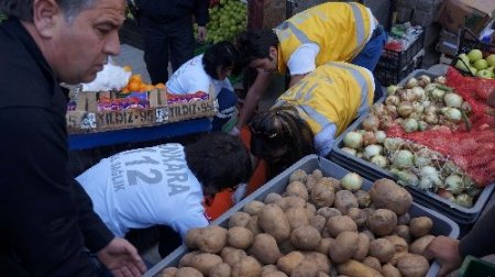 Balkondan sarkan kadın branda yerine patates tezgahına düştü