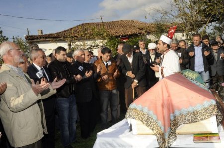 Balyoz davası tutuklusu emekli Tuğgeneral Tutkun annesinin cenazesine katıldı
