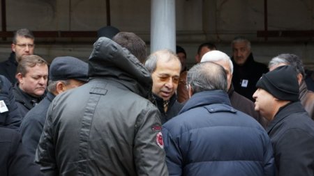 Balyoz sanığı, izinle annesinin cenazesine katıldı