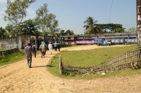 Bangladeş polisi, yardımların mülteci kamplarına ulaşmasını engelliyor