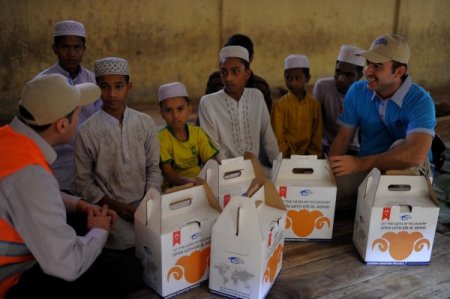 Bangladeş’te yetimlerin yüzü güldü