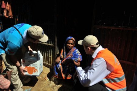 Bangladeş’te yetimlerin yüzü güldü