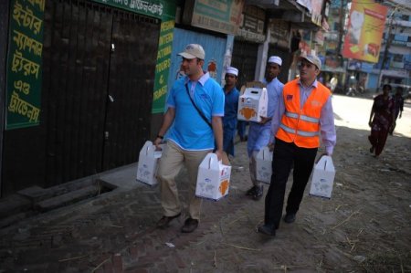 Bangladeş’te yetimlerin yüzü güldü