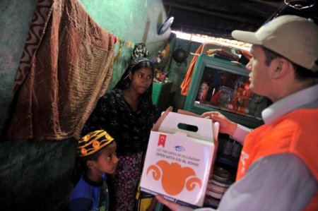 Bangladeş’te yetimlerin yüzü güldü