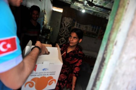 Bangladeş’te yetimlerin yüzü güldü