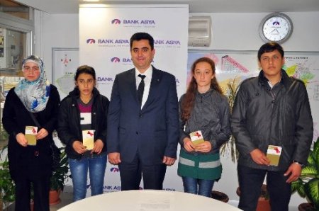 Bank Asya, başarılı öğrencilere altın hesap hediye etti