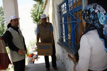 Bank Asya Gönüllüleri, Van'da Kumanya Dağıttı