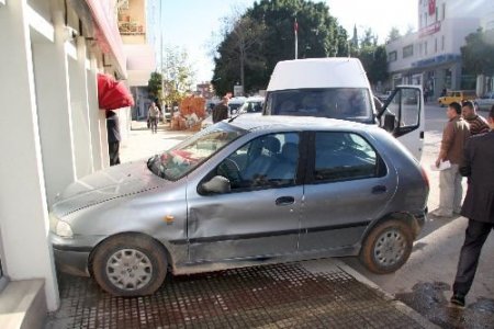 Banka Önünde Meydana Gelen Trafik Kazası Korkuttu