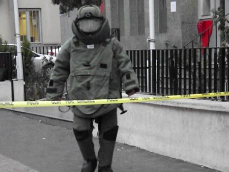 Banka önünde unutulan çanta korkuttu