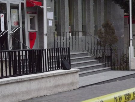 Banka önünde unutulan çanta korkuttu