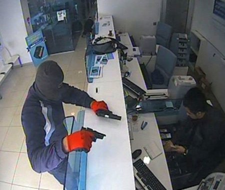 Banka soygunu güvenlik kamerasına yansıdı