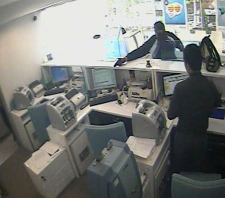 Banka soygunu güvenlik kamerasına yansıdı